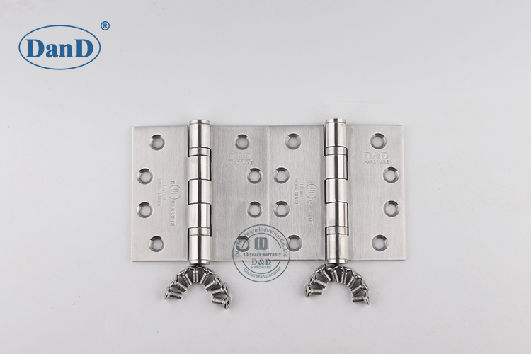 Bisagra de puerta plateada